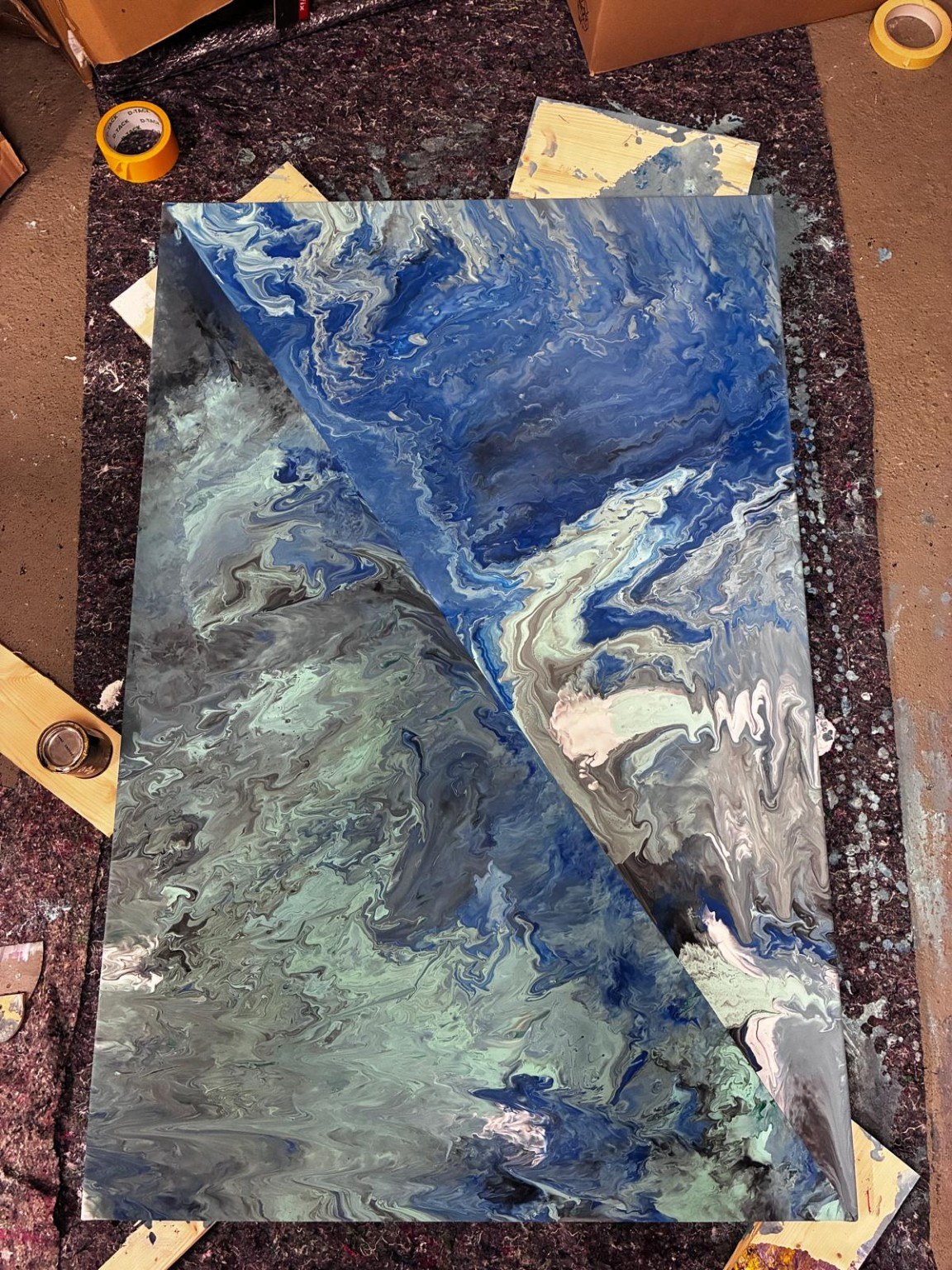 Abstraktes Werk in Blau, Grau, Mint und Weiß mit geometrischen Flächen