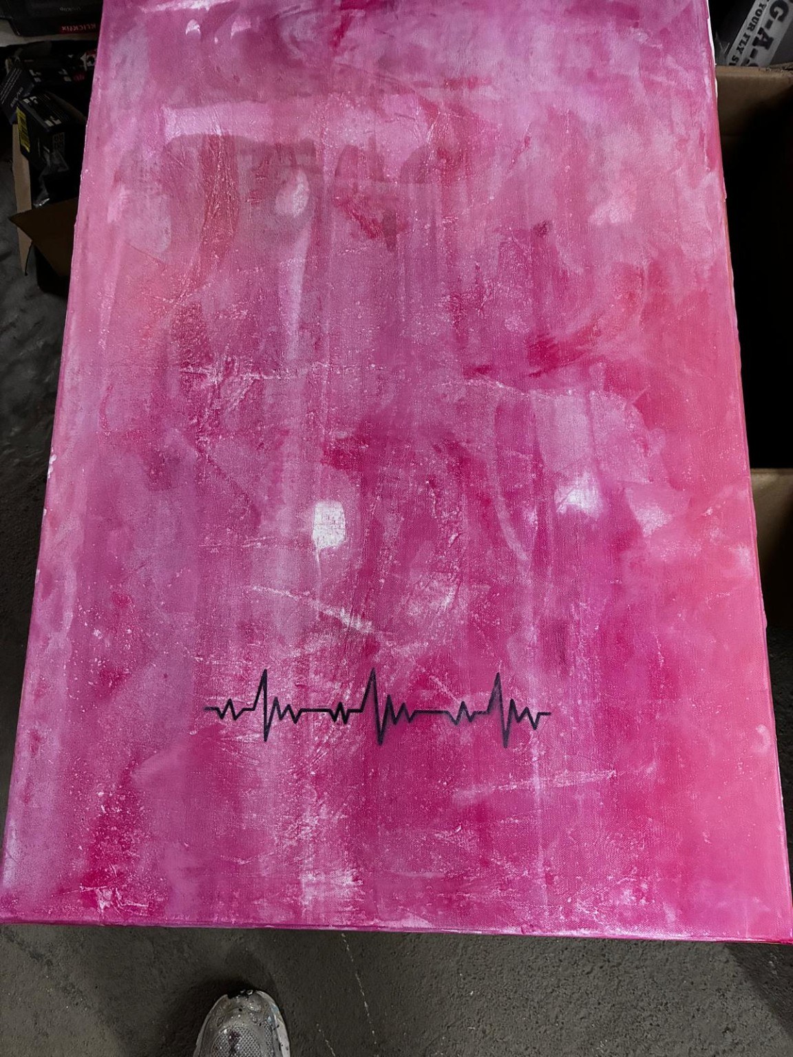Abstraktes Werk in Pink und Rosa mit schwarzer Herzschlaglinie