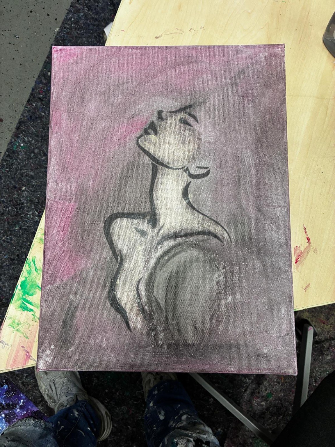 Figurative Kontur in Schwarz und Grau auf violett-grauem Grund