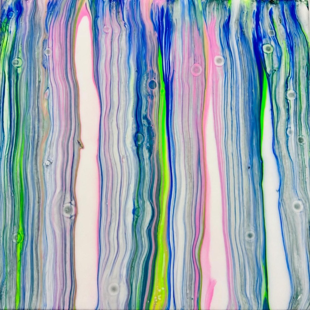 Abstraktes Werk in Blau, Rosa, Grün und Weiß mit vertikalen Fluid-Art-Linien