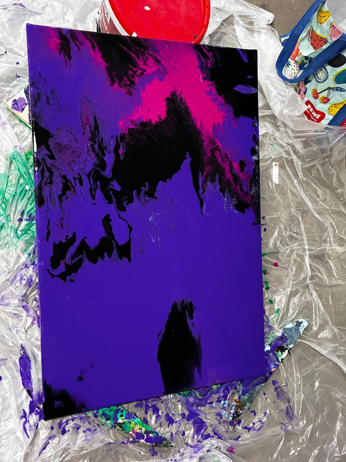 Abstraktes Werk in Violett, Magenta und Schwarz